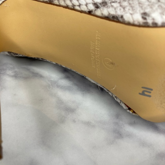 🆕 Cream Faux Snake Skin Boots - Picture 6 of 7